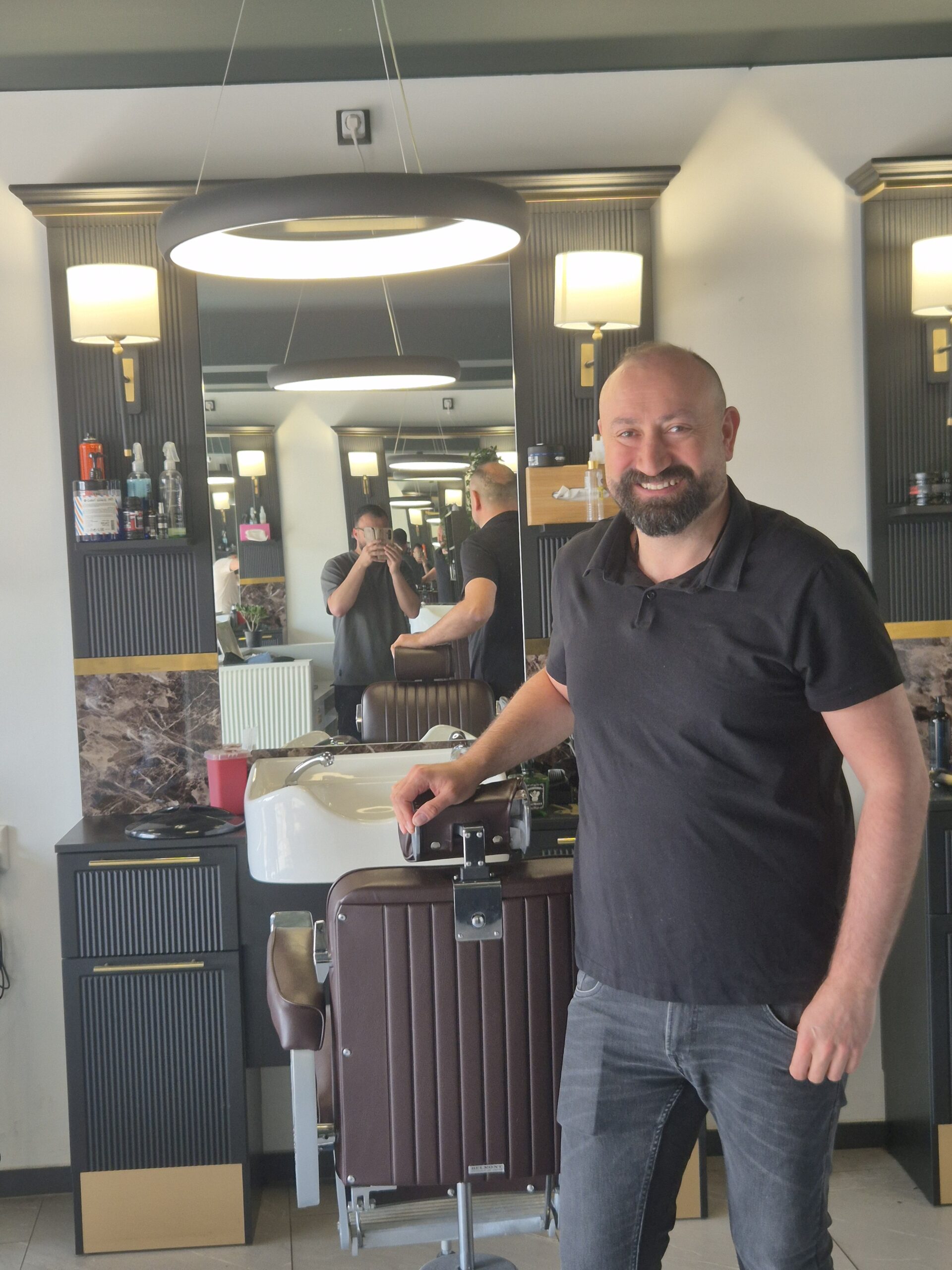 Portret van Halil, Senior Barber bij H&E Kappers